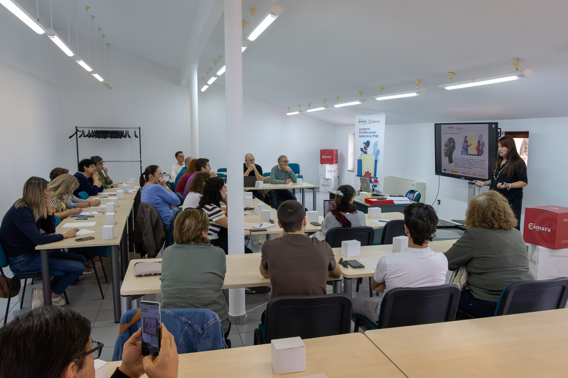 La Cámara de Comercio de Alcoy celebra la jornada “IA para comercios” con gran participación